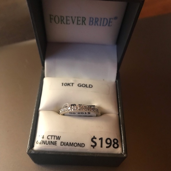 10k gold ring. Size 7 New, retails for $198 - Picture 4 of 4